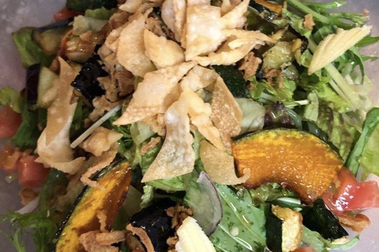 今週のランチセットは「エビと卵のチリソース」「鶏モモ肉と夏野菜の甘みそ炒め」です
